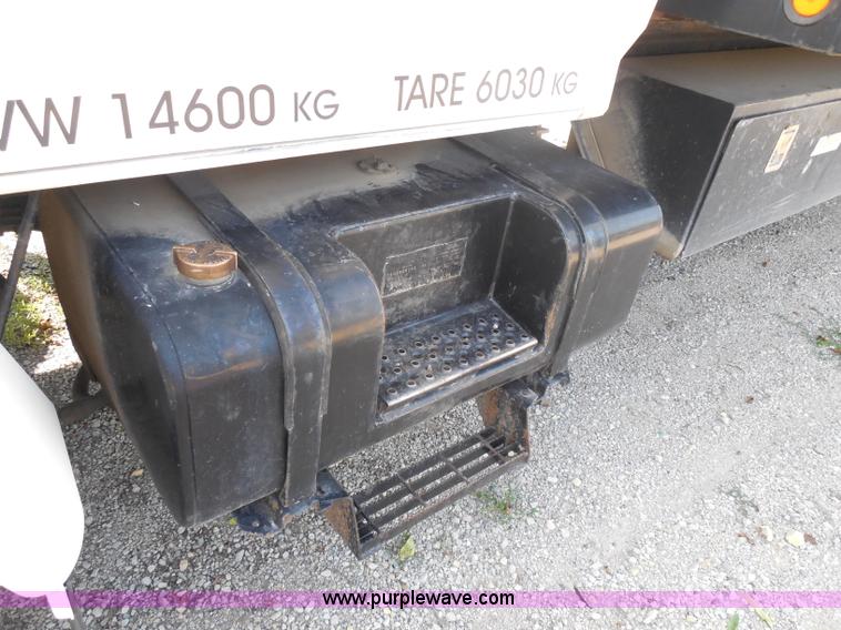 image for item G8980 1998 Ford F800 flatbed truck