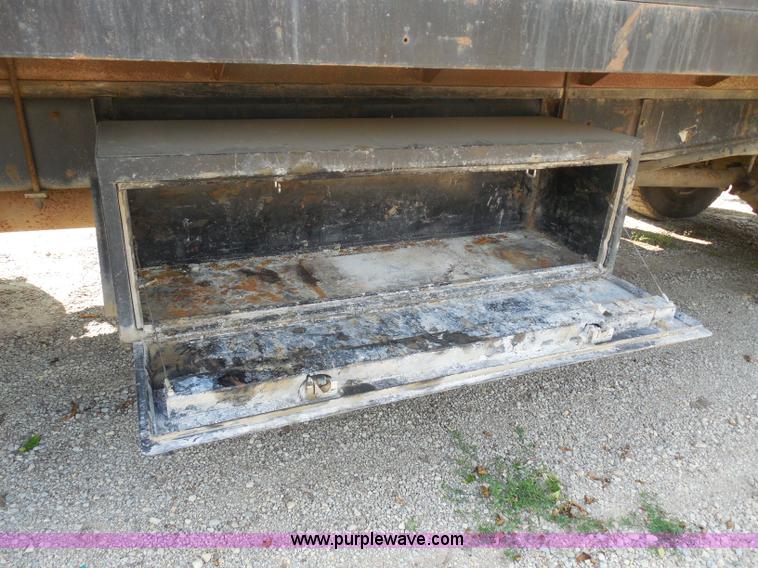 image for item G8980 1998 Ford F800 flatbed truck