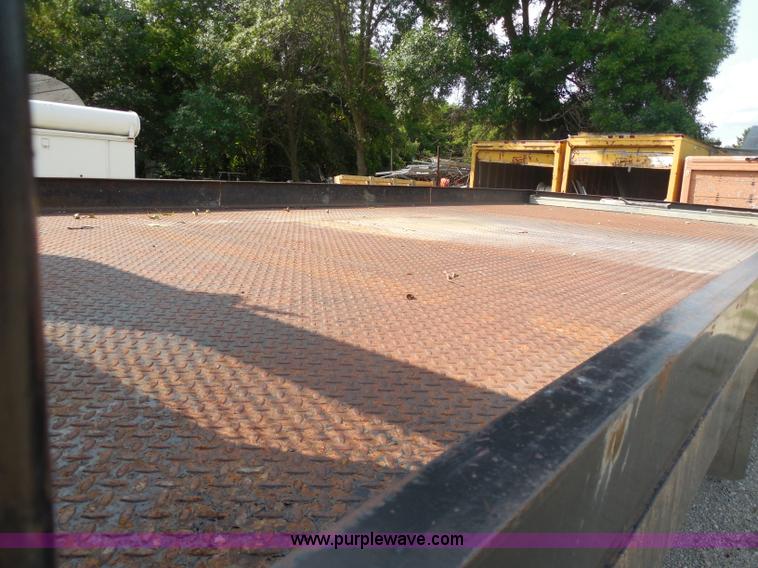 image for item G8980 1998 Ford F800 flatbed truck