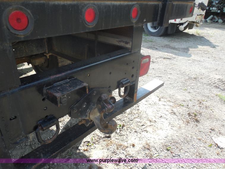 image for item G8980 1998 Ford F800 flatbed truck
