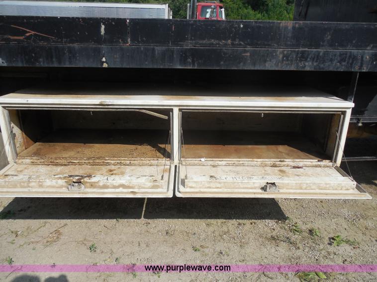 image for item G8980 1998 Ford F800 flatbed truck