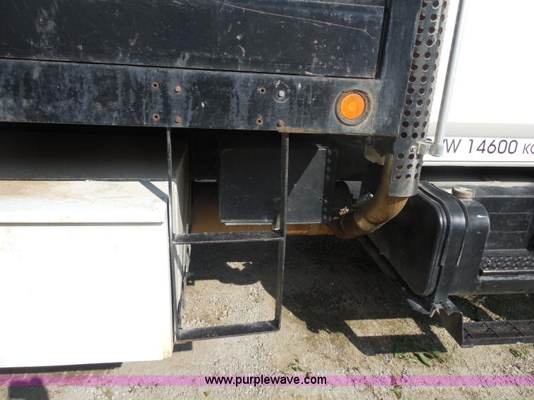 image for item G8980 1998 Ford F800 flatbed truck