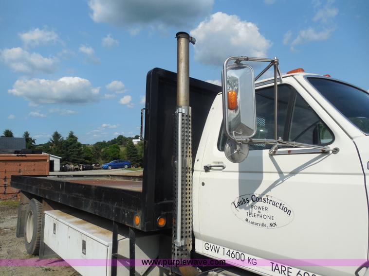 image for item G8980 1998 Ford F800 flatbed truck