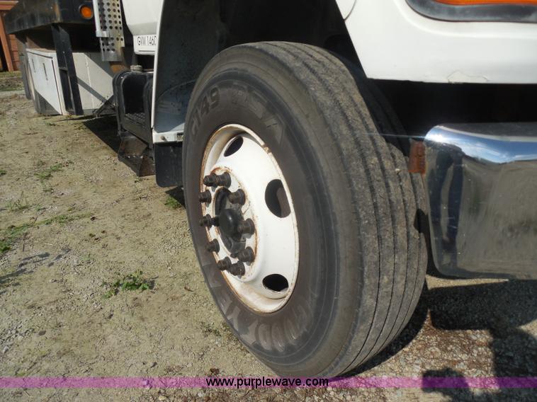 image for item G8980 1998 Ford F800 flatbed truck