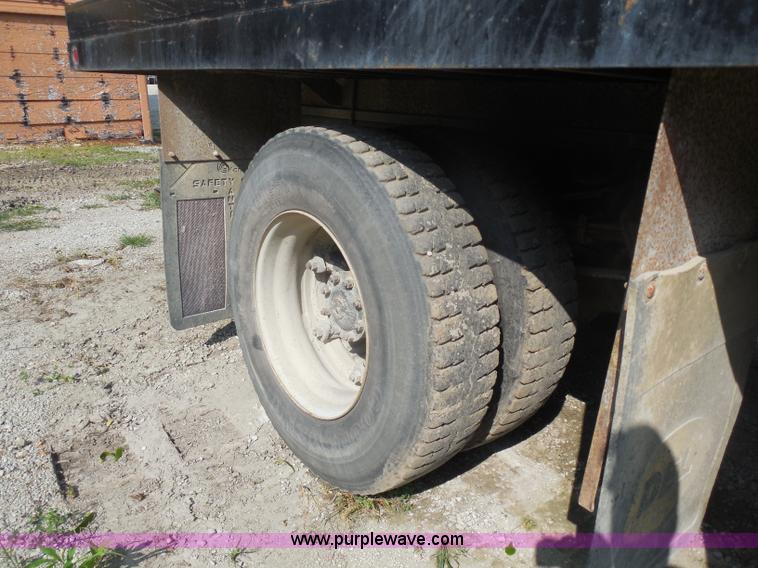 image for item G8980 1998 Ford F800 flatbed truck