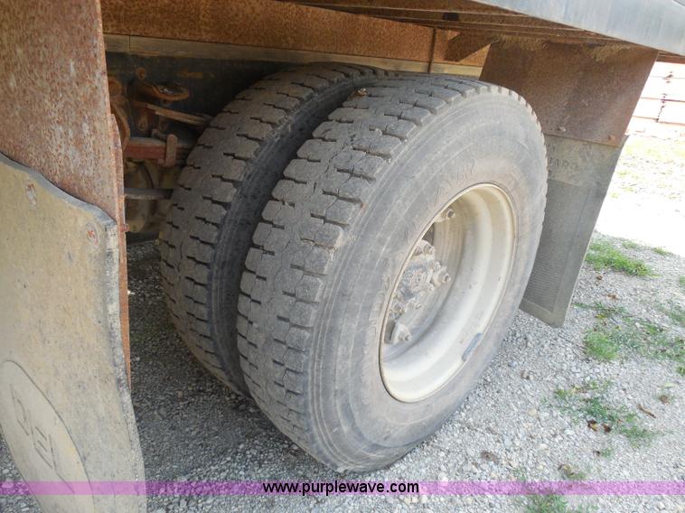 image for item G8980 1998 Ford F800 flatbed truck