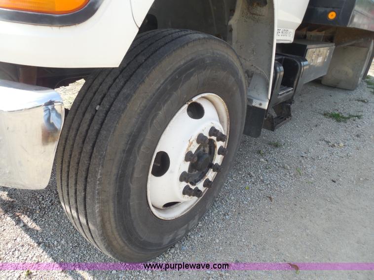 image for item G8980 1998 Ford F800 flatbed truck