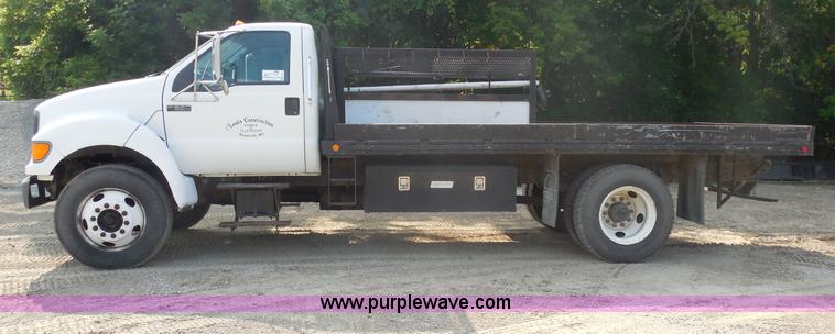 image for item G8981 2000 Ford F650 Super Duty flatbed truck