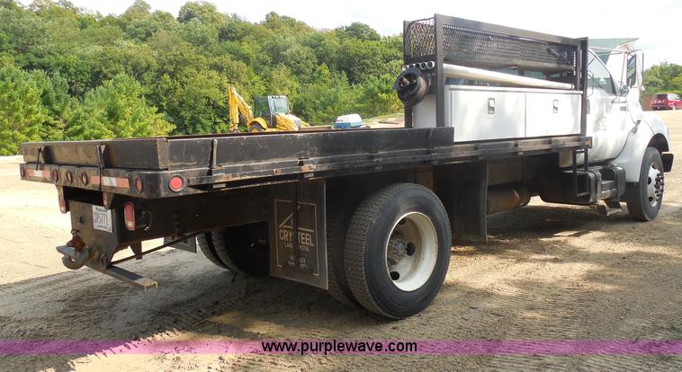image for item G8981 2000 Ford F650 Super Duty flatbed truck