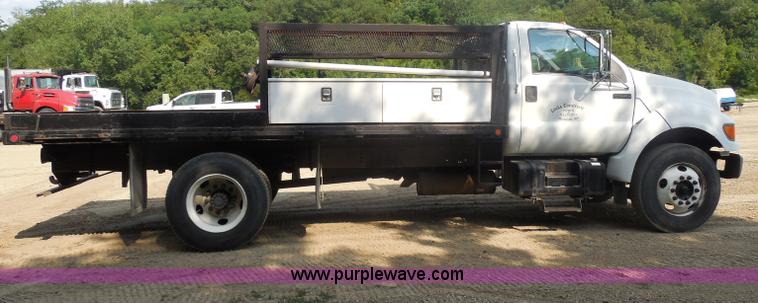 image for item G8981 2000 Ford F650 Super Duty flatbed truck