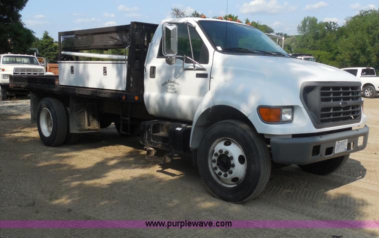 image for item G8981 2000 Ford F650 Super Duty flatbed truck