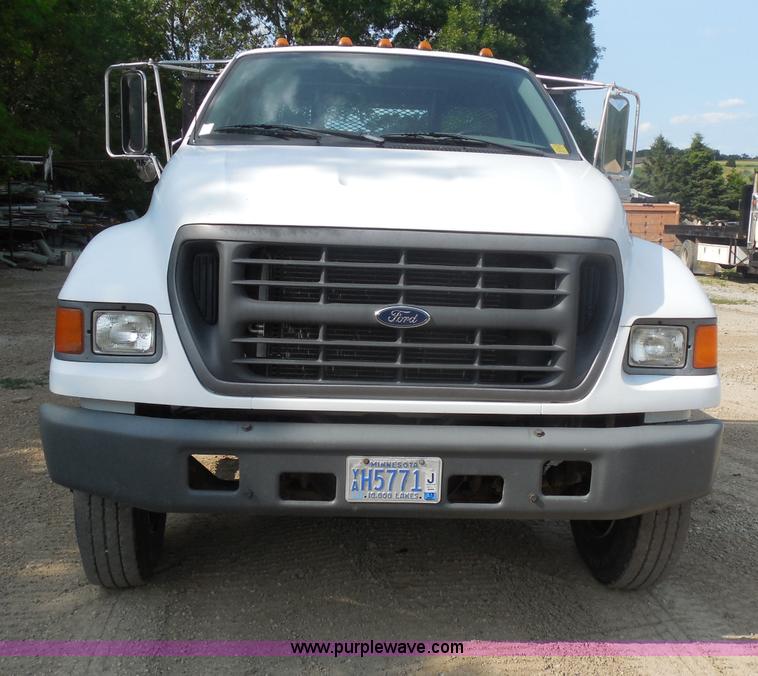 image for item G8981 2000 Ford F650 Super Duty flatbed truck