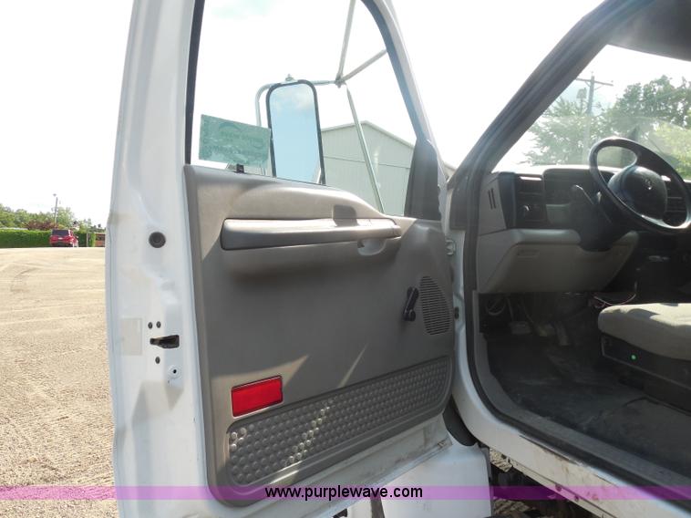 image for item G8981 2000 Ford F650 Super Duty flatbed truck