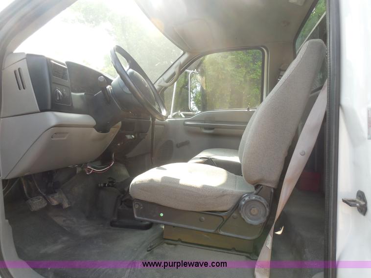 image for item G8981 2000 Ford F650 Super Duty flatbed truck