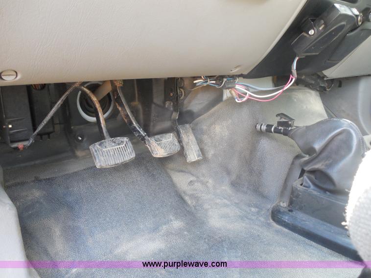 image for item G8981 2000 Ford F650 Super Duty flatbed truck