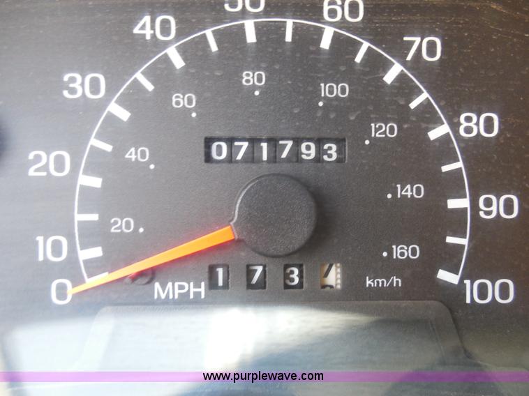 image for item G8981 2000 Ford F650 Super Duty flatbed truck