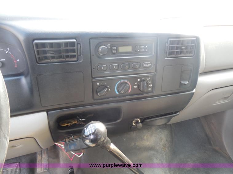 image for item G8981 2000 Ford F650 Super Duty flatbed truck