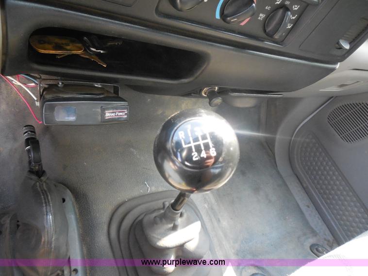 image for item G8981 2000 Ford F650 Super Duty flatbed truck