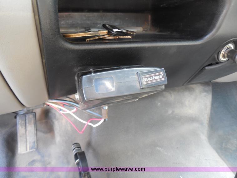 image for item G8981 2000 Ford F650 Super Duty flatbed truck