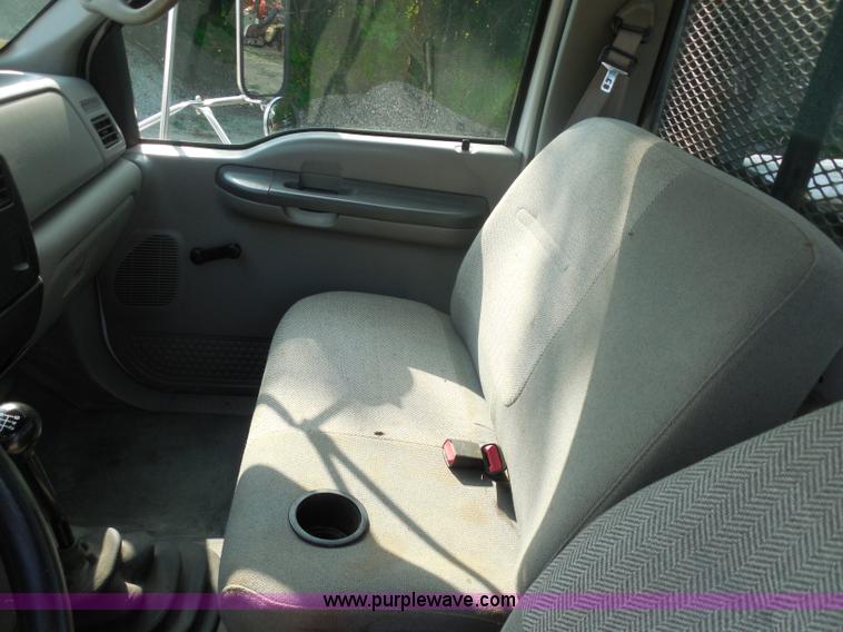 image for item G8981 2000 Ford F650 Super Duty flatbed truck