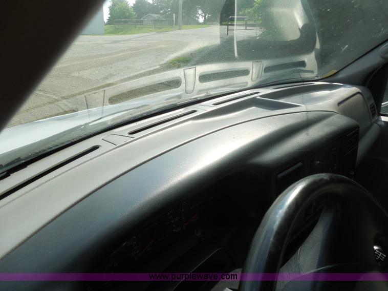 image for item G8981 2000 Ford F650 Super Duty flatbed truck