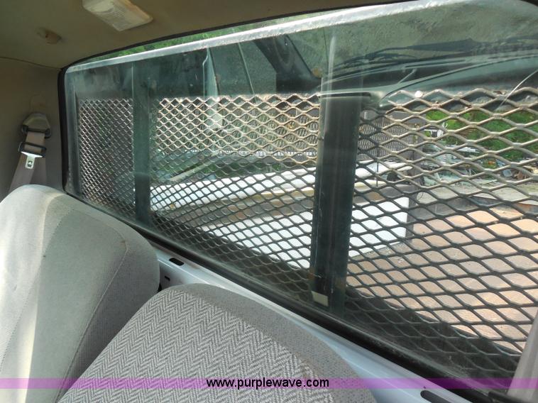 image for item G8981 2000 Ford F650 Super Duty flatbed truck