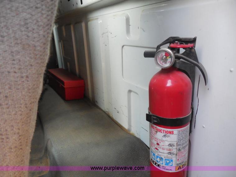 image for item G8981 2000 Ford F650 Super Duty flatbed truck