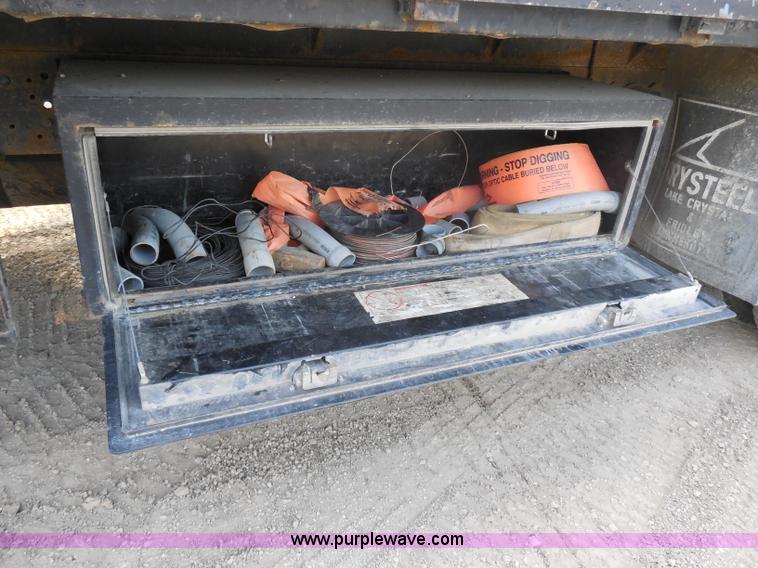 image for item G8981 2000 Ford F650 Super Duty flatbed truck