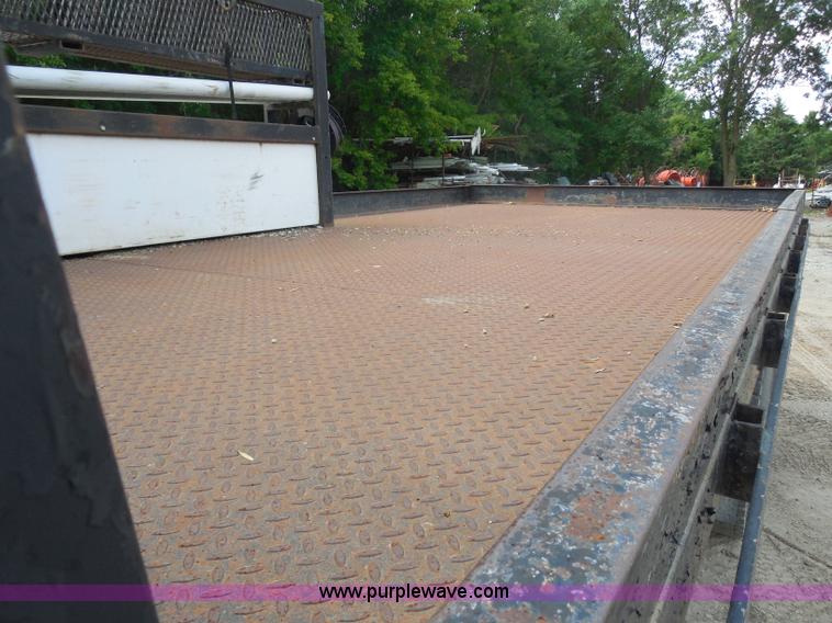 image for item G8981 2000 Ford F650 Super Duty flatbed truck