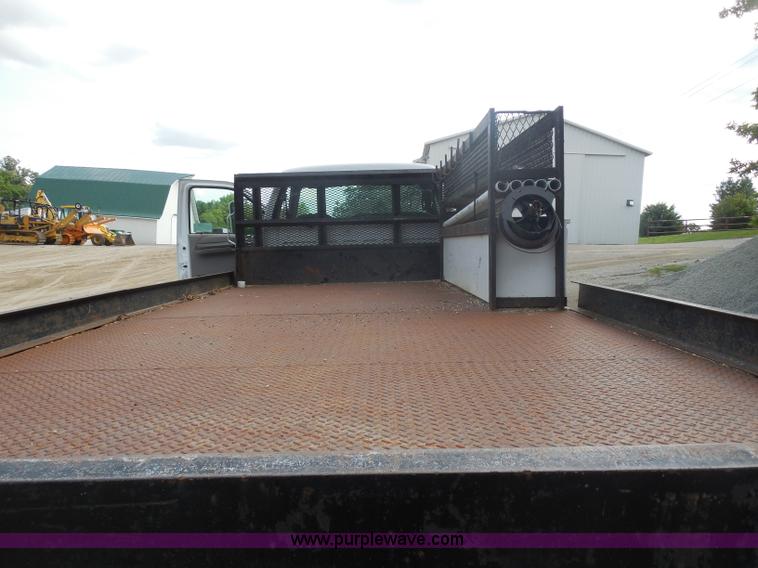 image for item G8981 2000 Ford F650 Super Duty flatbed truck