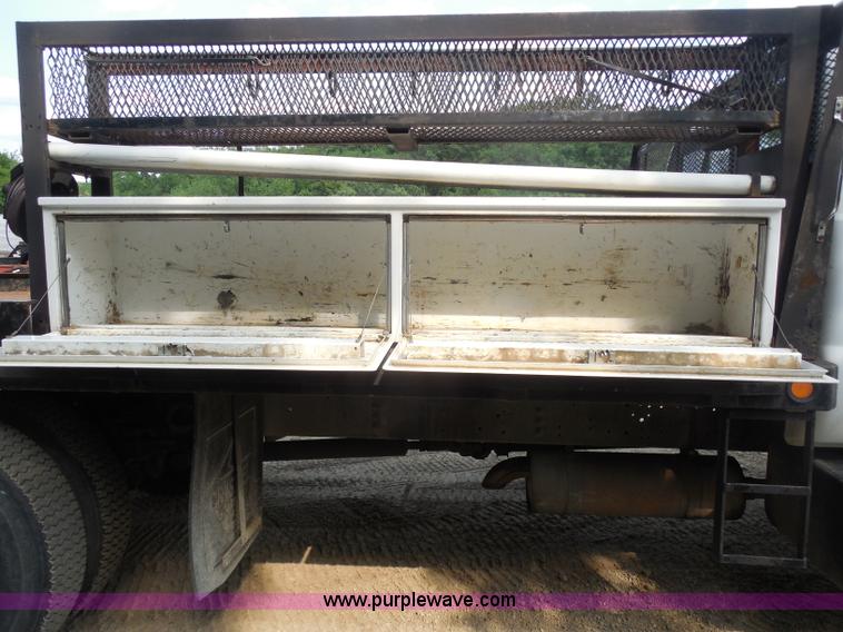 image for item G8981 2000 Ford F650 Super Duty flatbed truck