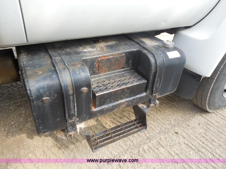 image for item G8981 2000 Ford F650 Super Duty flatbed truck