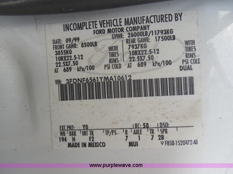 image for item G8981 2000 Ford F650 Super Duty flatbed truck