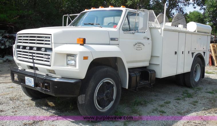 image for item G8982 1982 Ford F700 utility truck