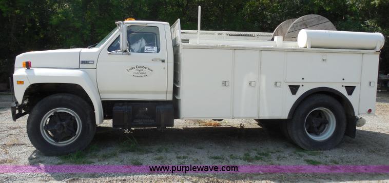 image for item G8982 1982 Ford F700 utility truck
