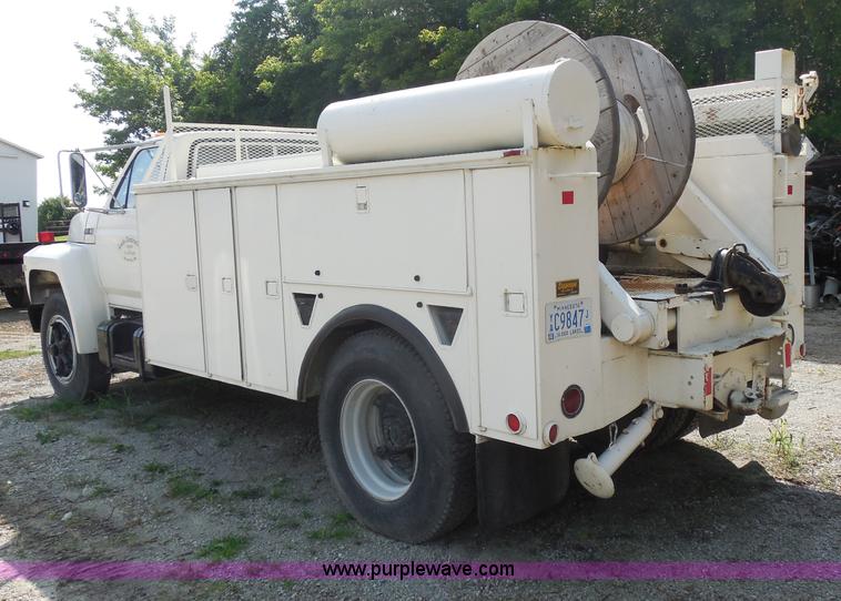 image for item G8982 1982 Ford F700 utility truck