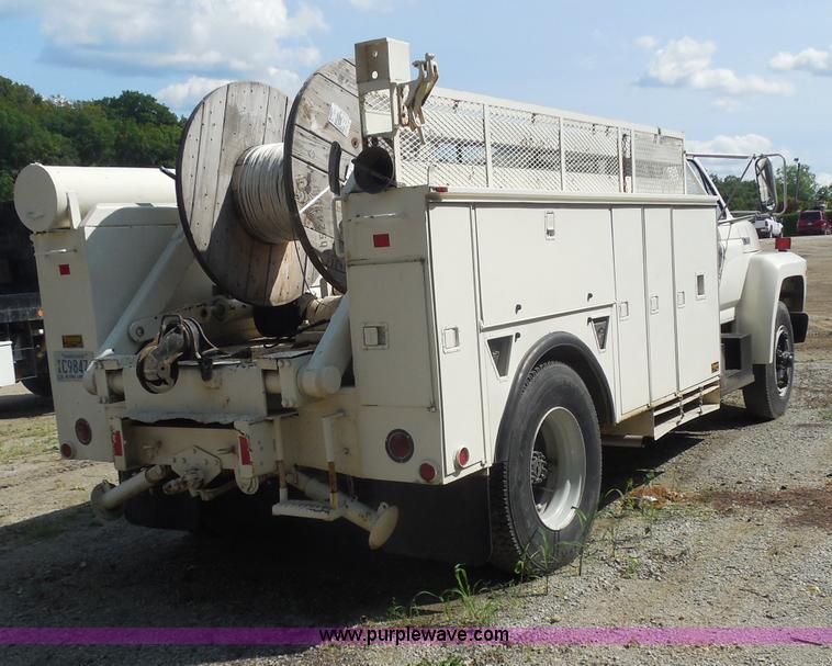 image for item G8982 1982 Ford F700 utility truck