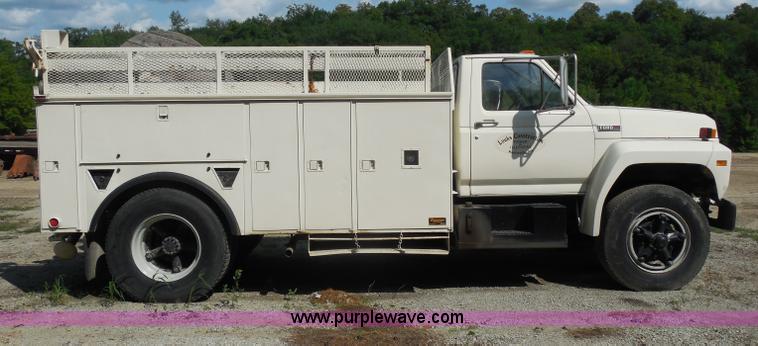 image for item G8982 1982 Ford F700 utility truck