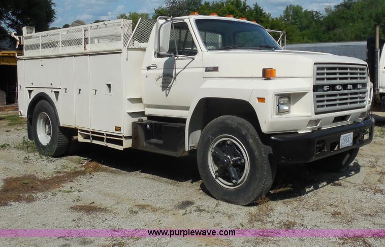 image for item G8982 1982 Ford F700 utility truck