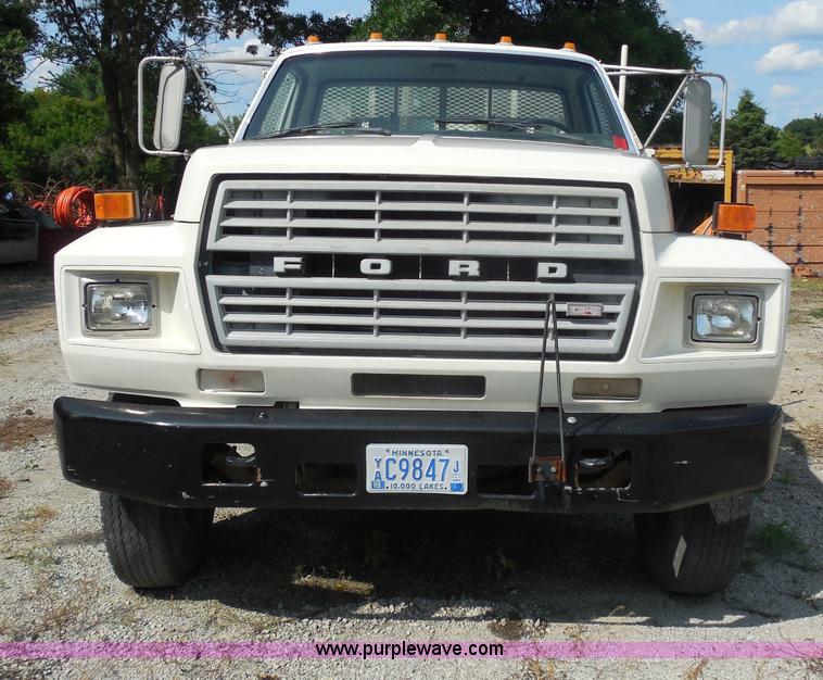 image for item G8982 1982 Ford F700 utility truck