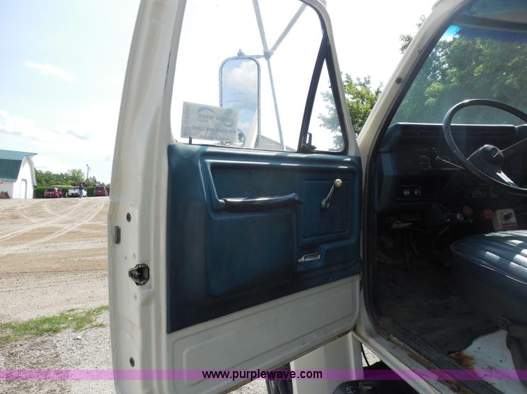 image for item G8982 1982 Ford F700 utility truck