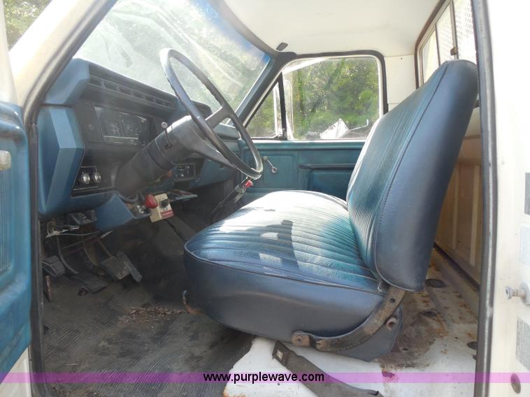 image for item G8982 1982 Ford F700 utility truck