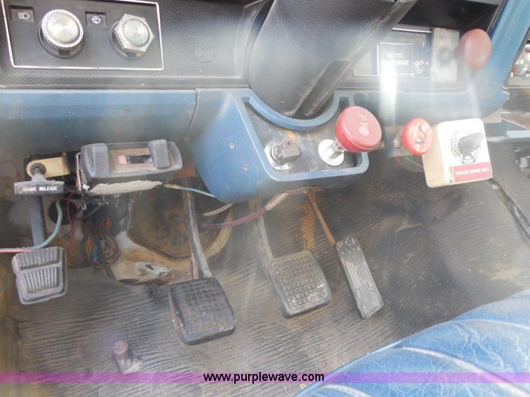 image for item G8982 1982 Ford F700 utility truck