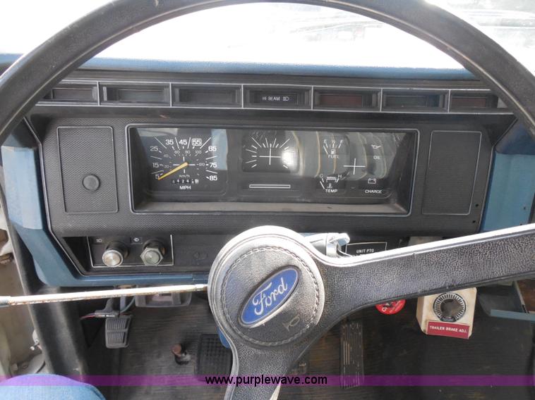 image for item G8982 1982 Ford F700 utility truck