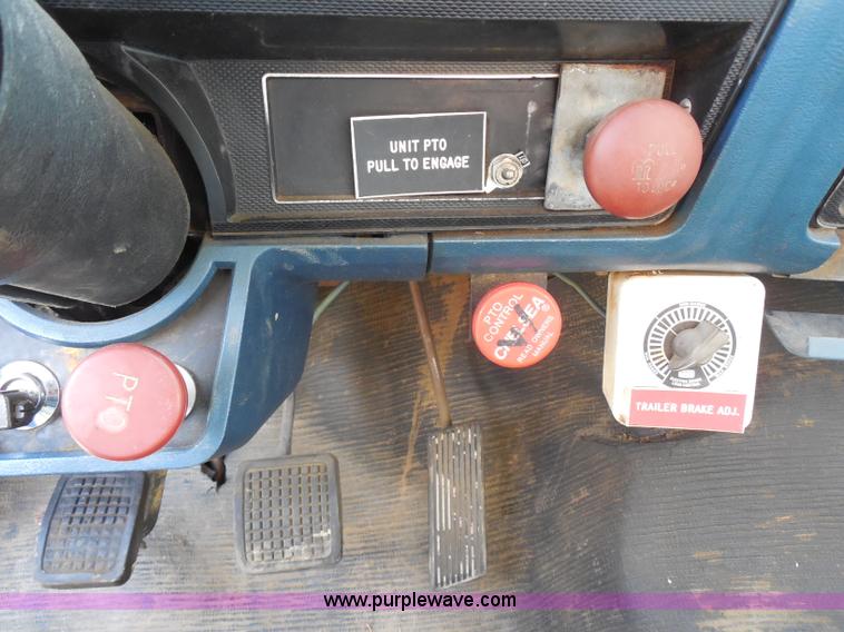 image for item G8982 1982 Ford F700 utility truck