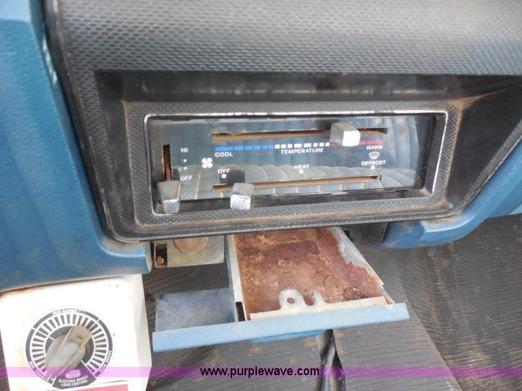 image for item G8982 1982 Ford F700 utility truck