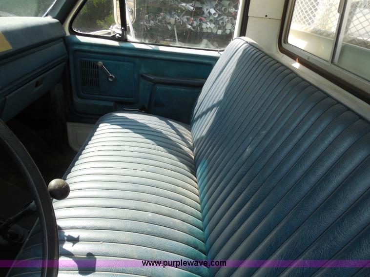 image for item G8982 1982 Ford F700 utility truck