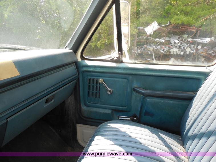 image for item G8982 1982 Ford F700 utility truck