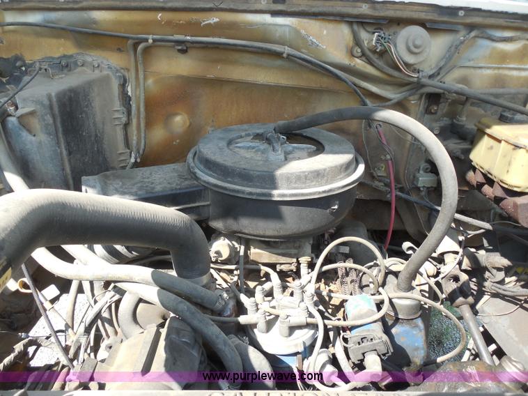 image for item G8982 1982 Ford F700 utility truck