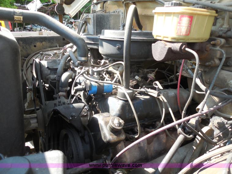 image for item G8982 1982 Ford F700 utility truck